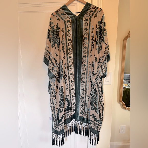 Fringe Kimono style wrap with velvet - Picture 2 of 10